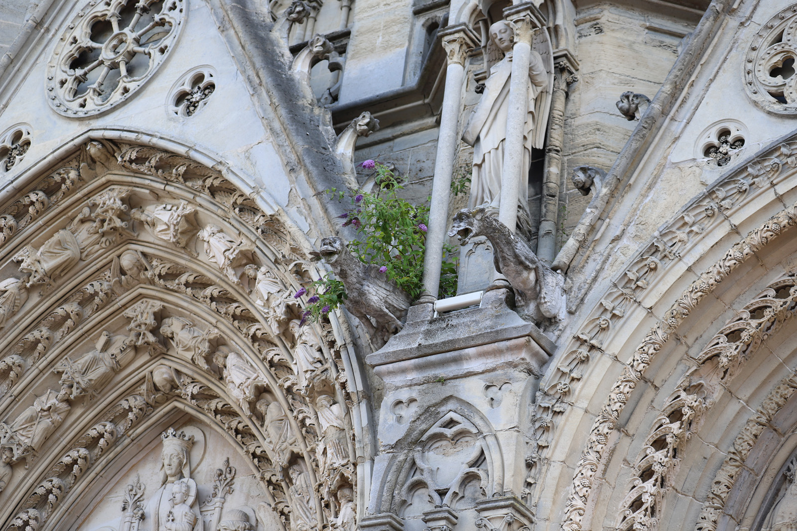 Désagrégation de la pierre sur le fronton du portail de l’angle Sud-est