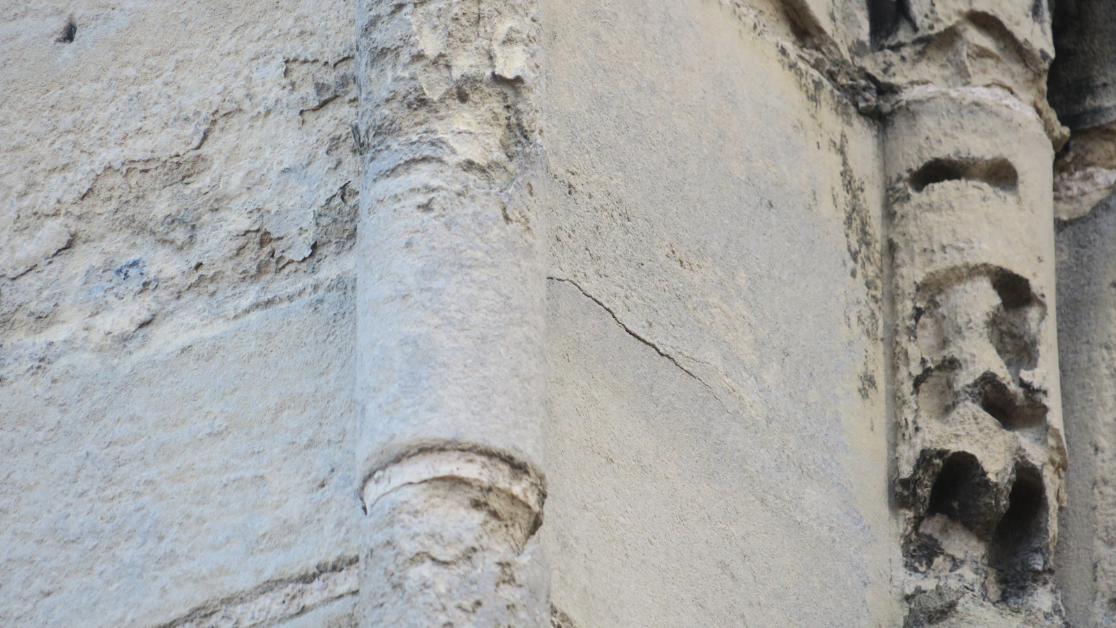 Détail de l’alvéolisation de la pierre sur la colonne sous l’action de l’eau