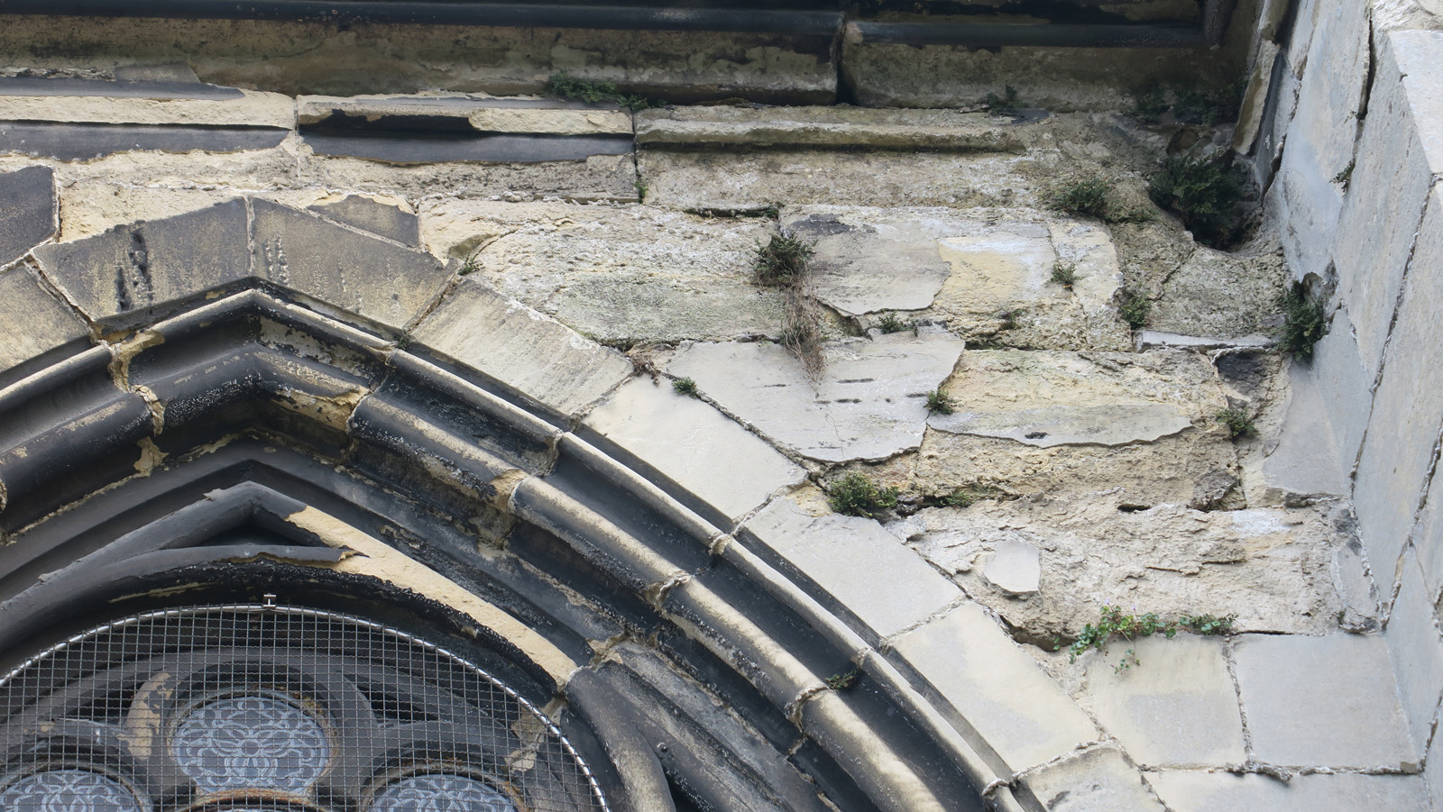 Desquamation de la pierre de façade sous l’action de l’eau et de la pollution