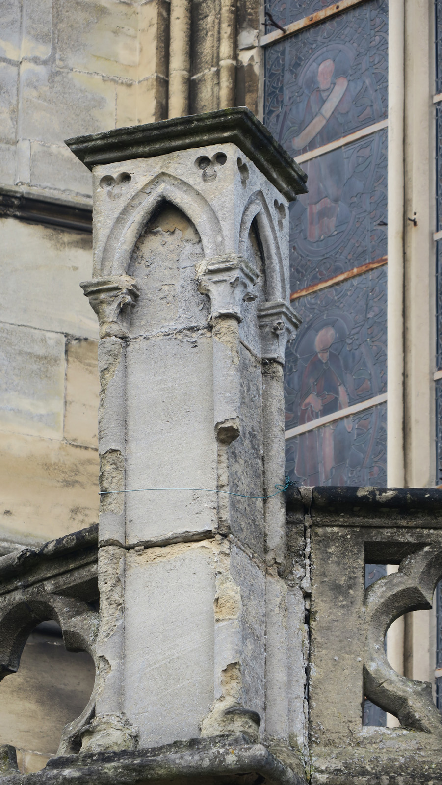 Destruction de la pierre de la colonne sous l’action de l’eau et de la pollution – extérieur de la sacristie