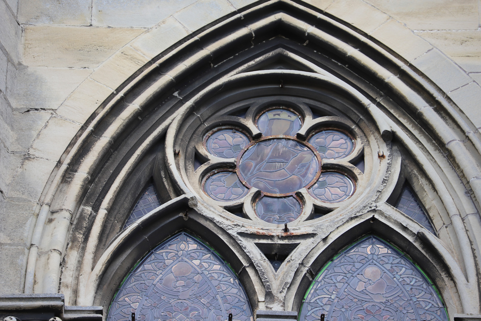 Moulure circulaire en pierre manquant sur la rosace, au-dessus du vitrail - façade sud