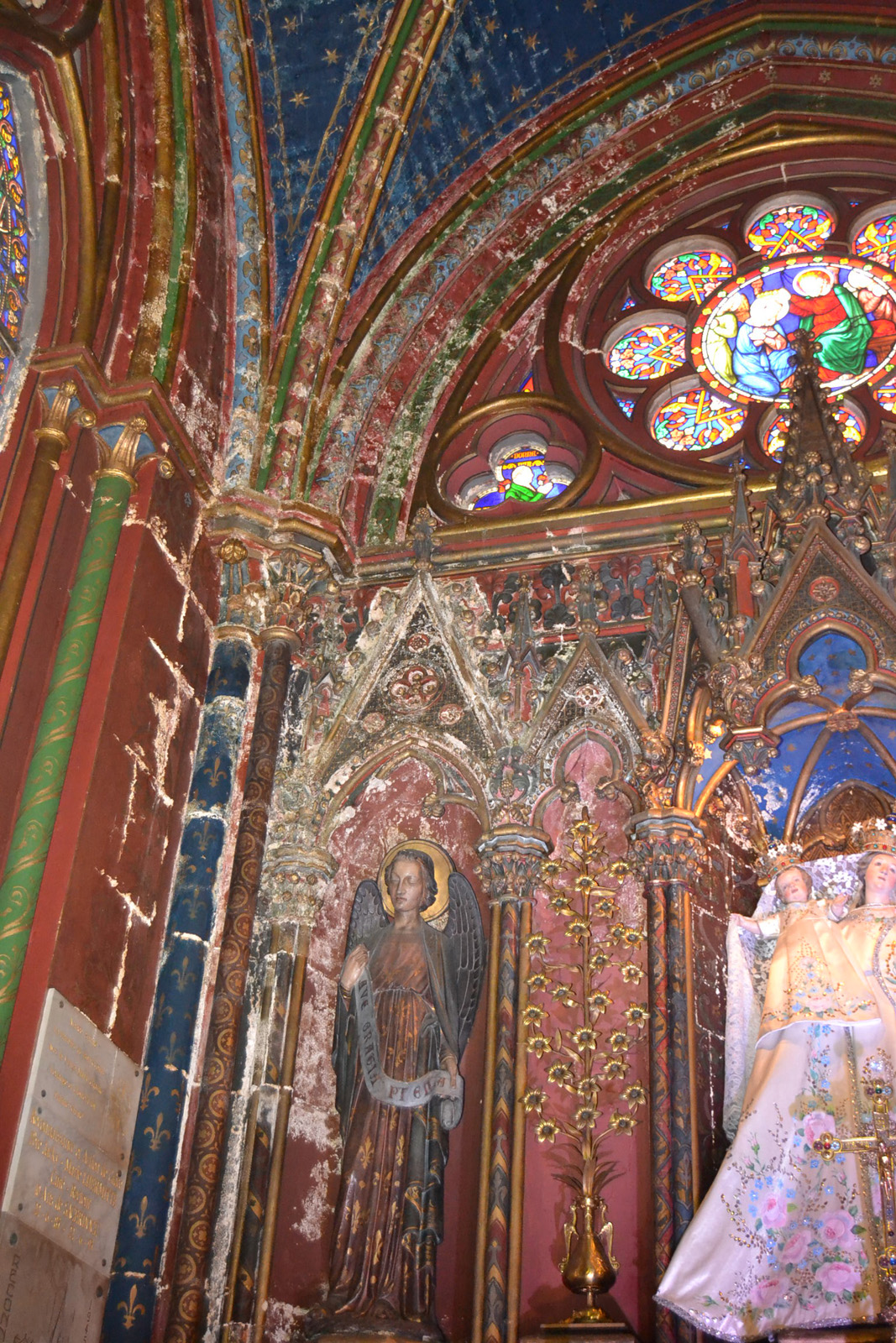 Salpêtre apparaissant sur le mur de la chapelle de la Vierge