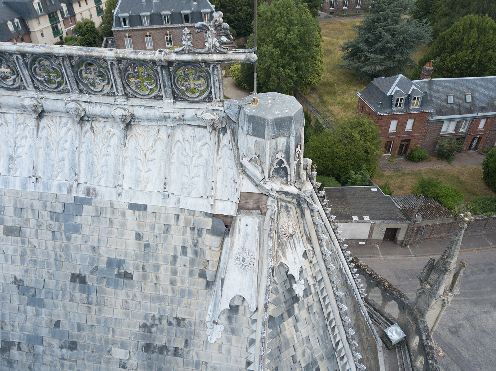 Faitage zinc de la toiture ardoise manquant sous le socle de la statue de Notre Dame