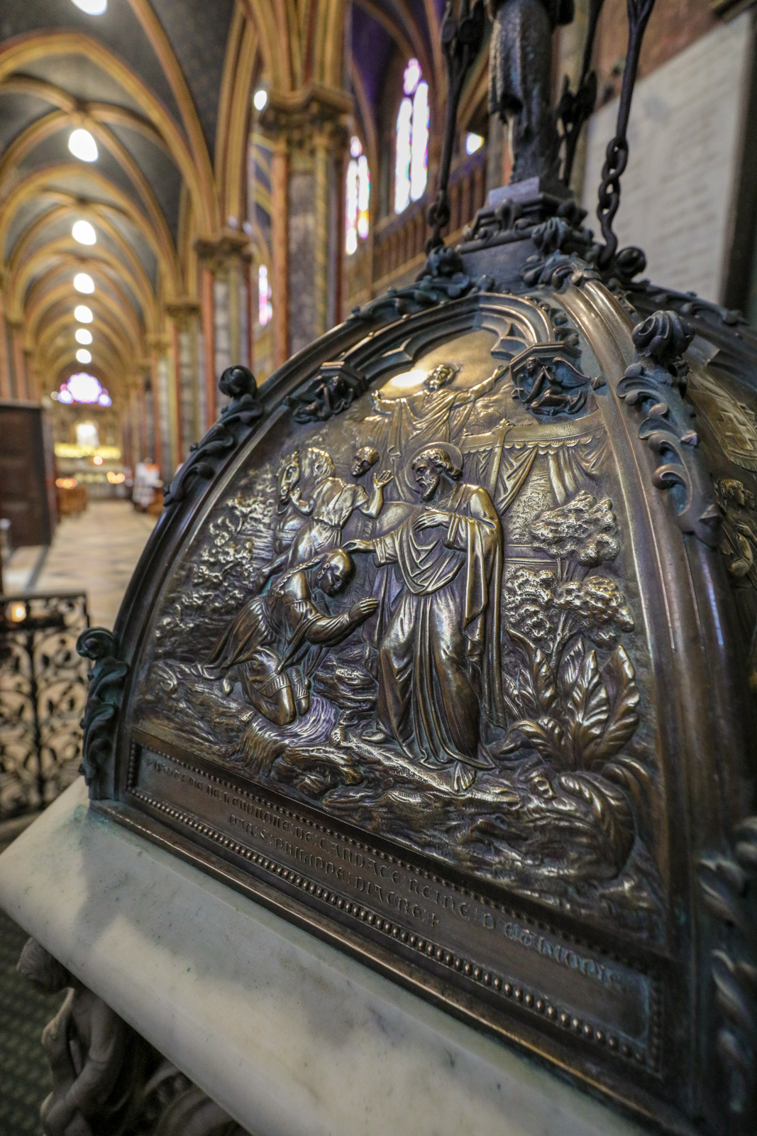 Détail sculpté sur le couvercle du baptistère « Le baptême de l’eunuque éthiopien »