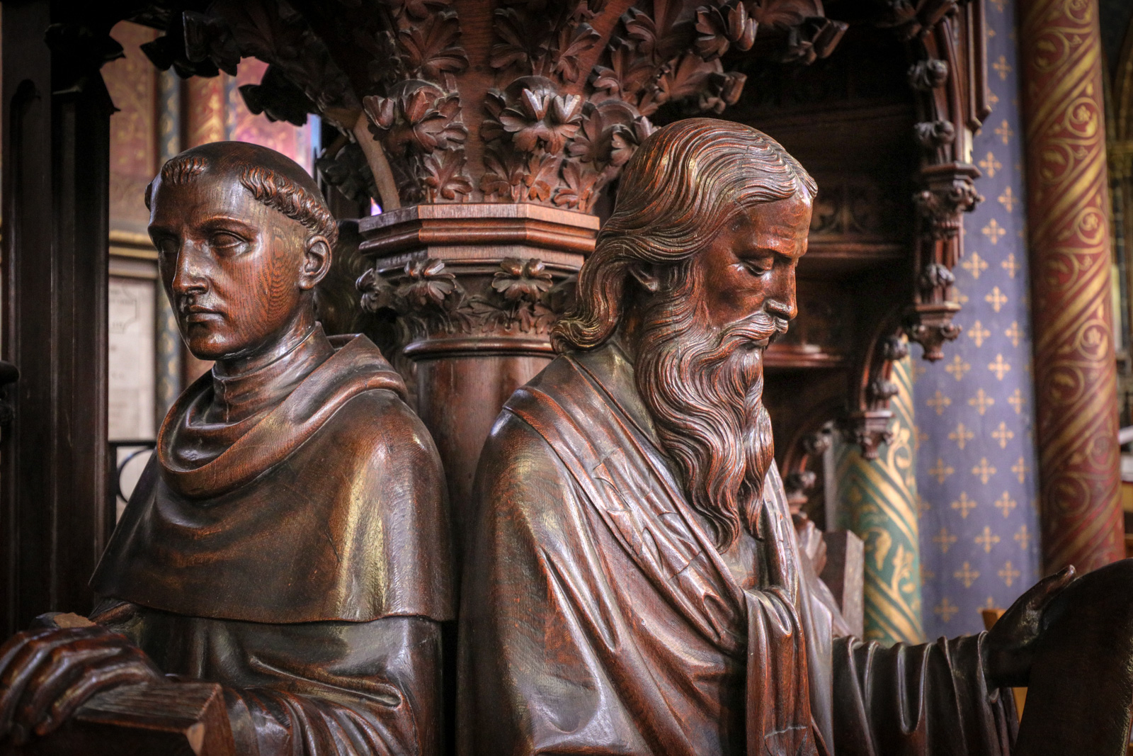 Visages de saint Thomas d’Aquin (à gauche) et saint Irénée de Lyon (à droite)