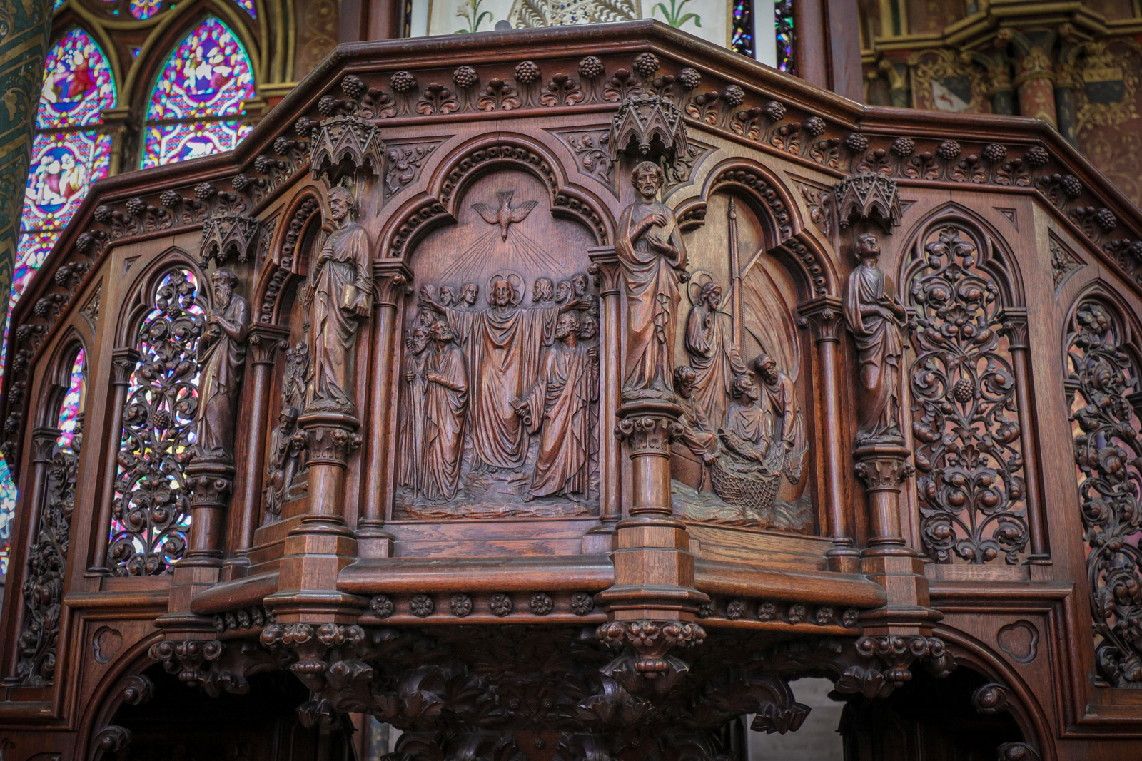 Bas-relief sur la chaire « Jésus envoyant ses apôtres au monde entier »