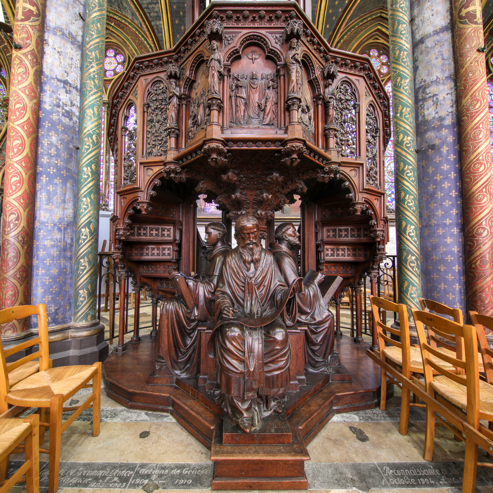 Chaire soutenue par les statues de quatre docteurs de l’Église : saints Irénée, Thomas d’Aquin, Bernard et Hilaire