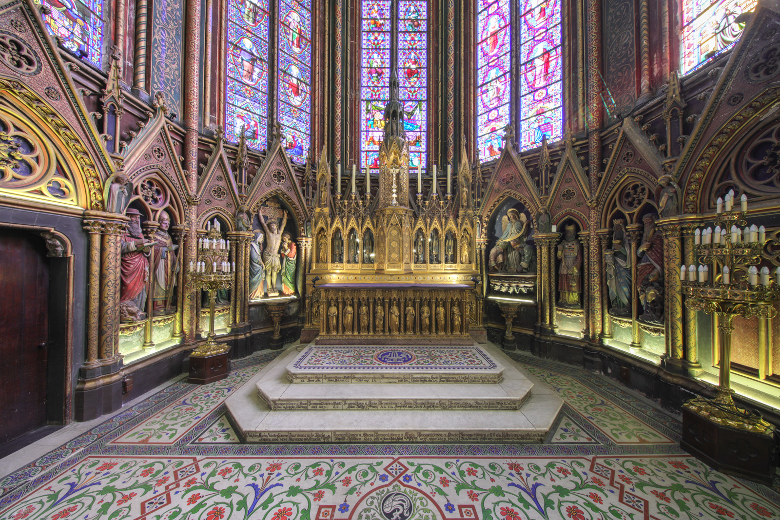 Sanctuaire richement décoré par ses vitraux et ses statues