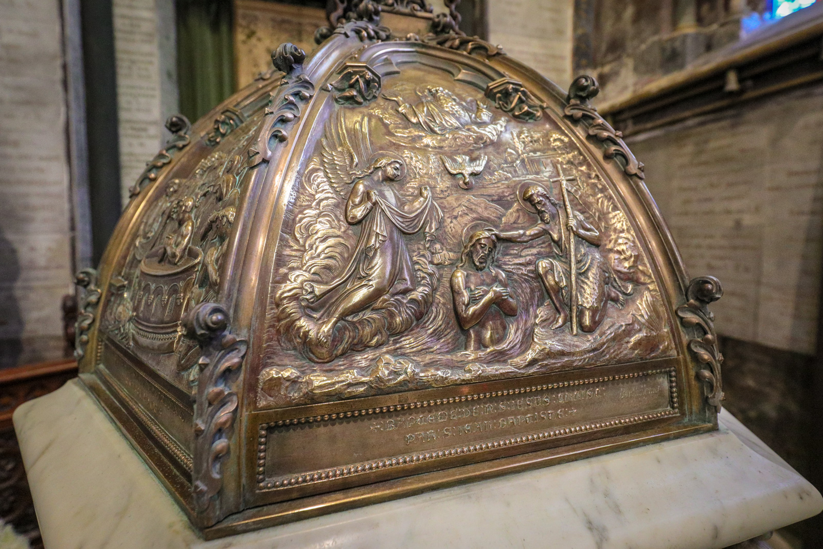 Détail sculpté sur le couvercle du baptistère « Le baptême du Christ »